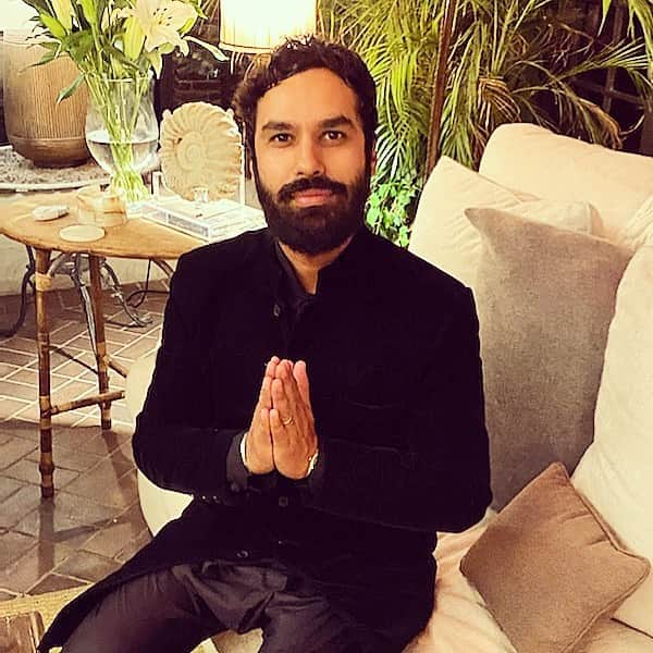 クナル・ネイヤーのインスタグラム：「Happy Diwali to all my brothers and sisters. Diwali means so many things to so many people- but for me it is always a time to come together in love and celebration. To bury the past and move forward in forgiveness and understanding. That all moments in life are precious, and we don’t need a special day to celebrate, but life in its essence should be celebrated. No one is standing in our way but ourselves. So this Diwali my prayer is that the spirit of our inner light illuminates the dormancy of our inner darkness- because all of us have the ability to come home to our true nature- one of love, compassion, laughter, and kindness. May Lakshmi spark in us the desire for enlightenment so we may awaken to who we really are. My heart is full today because of your love. Happy Diwali.」