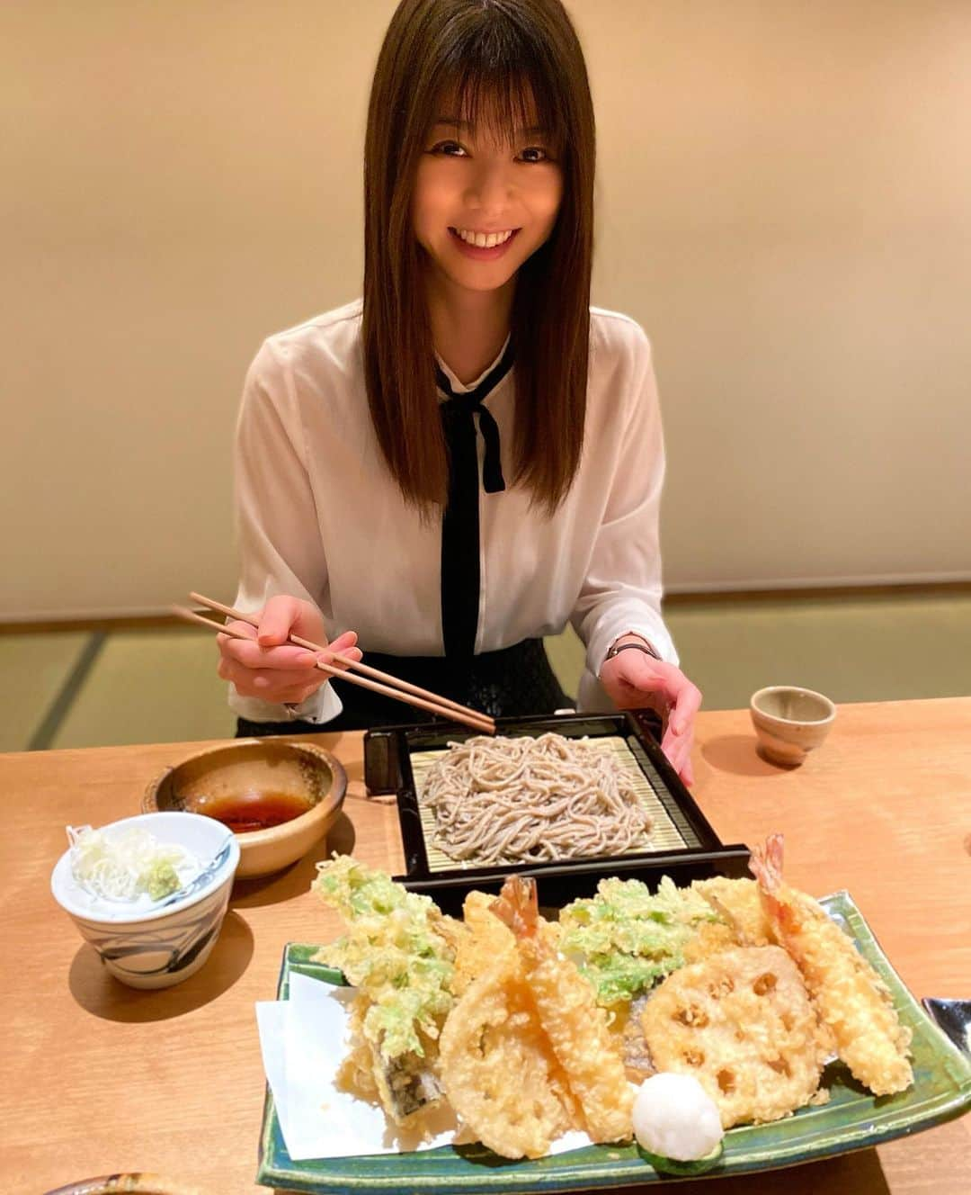 えれなさんのインスタグラム写真 - (えれなInstagram)「新しくオープンしたばかりのお蕎麦屋さんへ😋✨  サイドメニューも気になるものがいっぱいあり、たくさんオーダーしてしまいました😋✨  日本酒との相性が最高でした🍶💗  @soba.tameike   #手打ち蕎麦溜池 #自家製いかの塩辛がお持ち帰りしたいくらい美味しかった #日本酒 #田酒特別純米  #福祝純米吟醸 #美味しいご飯とお酒  #幸せ #えれな」11月15日 12時38分 - elena1982312