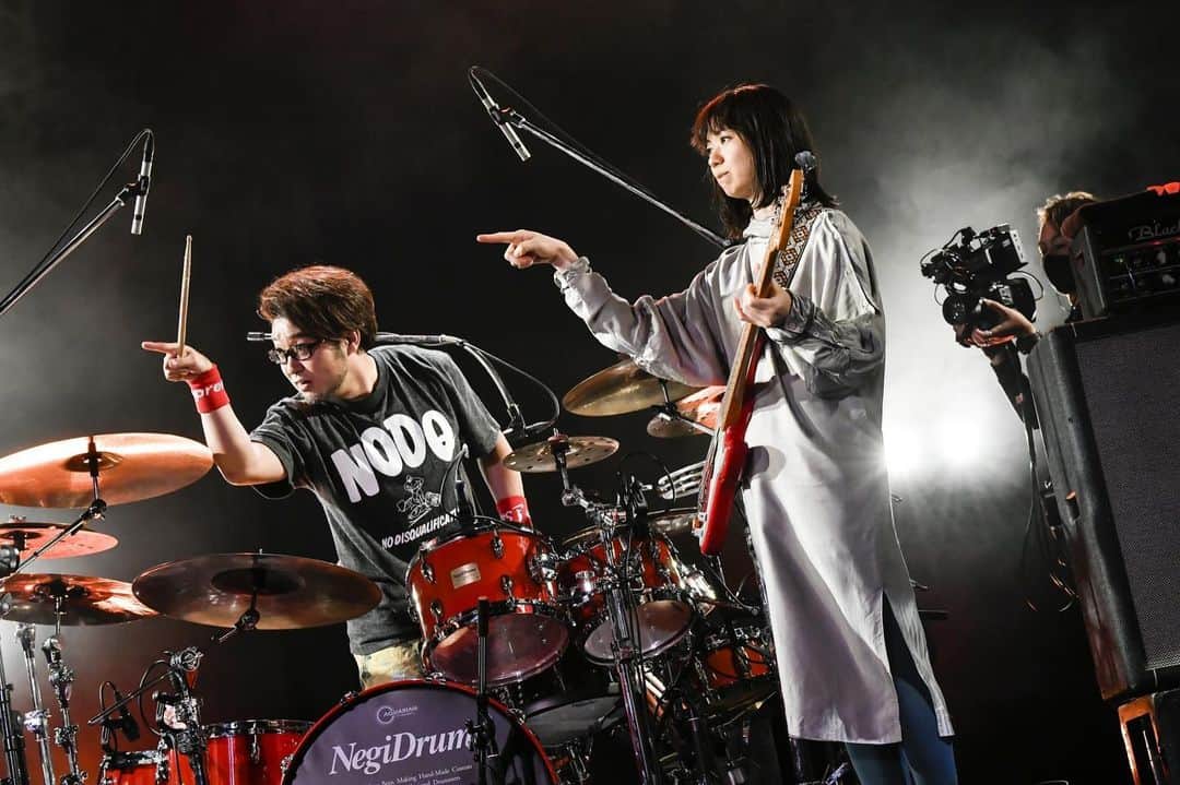 のインスタグラム：「はい！そこのアナタ！ 19周年ライブの見逃し配信やってますよー！笑  Photo by AZUSA TAKADA  #BBB_IYHP  ============================== Base Ball Bear「LIVE IN LIVE～(IN YOUR) HOME PARTY～」  【チケット情報】 ■料金：3,000円（税抜） ■販売期間：2020年11月19日(木) 17:00まで ■視聴URL：https://smam.jp/7380037417/ ■配信チケット販売URL：https://smam.jp/7380037417/  【視聴可能期間】 ■見逃し配信 11月19日（木）23:59まで  【視聴可能デバイス】 ■推薦ブラウザ ・PC Windows(最新バージョンのGoogle Chrome、Microsoft Edge、Firefox) ※Internet Explorerは対応しておりません Mac (最新バージョンのGoogle Chrome、Safari、Firefox)  ・スマートフォン・タブレット Android(最新バージョンのGoogle Chrome) iOS(最新バージョンのSafari、Google Chrome) ==============================  #baseballbear #lil #liveinlive #liveinliveinyourhomemyhomeparty #dgpr #dgprecords #ベボ部 #dgpstore」