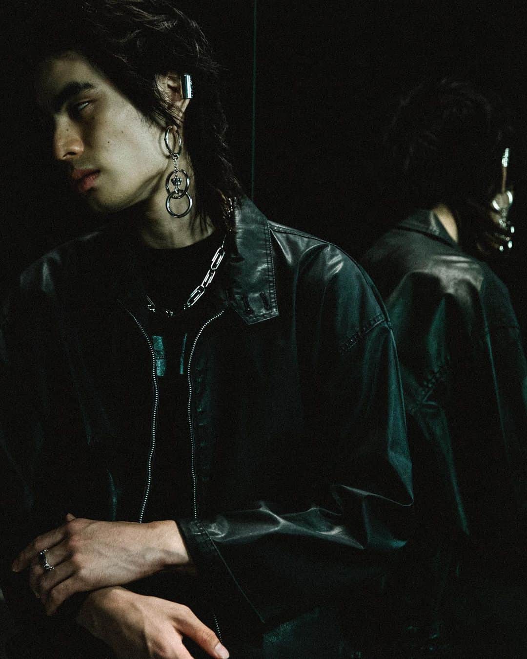 ジャスティンデイビスのインスタグラム：「2020 AW COLLECTION ⠀ “PSYCHOTIC”  酔い痴れる恍惚感 、刺激的で高鳴る胸の鼓動や感情、 快美な別世界へと魅了しジュエリーが誘うサイコティックなストーリー。 ⠀ 新作コレクションは全国直営店、オンラインストアにて発売中。 ⠀ ⠀ _________  Model: Elena Midori @elena_midori_ Takato Yano @t_san___  Music: Ryo Takahashi (pistachio studio) @aaairyo  Director: Takahito Matsuno(maxilla) @mtssn  Producer: Seiya Suzuki(maxilla) @seiya02_23  Production Manager: Yudai Ishii(maxilla) @_yudai_ishii_ Daichi Tanaka(maxilla) @tnkdddd Yohei Miyata Aoi Isobe Manji-Low  Director of Photography: Junpei Suzuki @junpeisuzuki155  Chief Assistant: Shunsuke Hamada 2nd Assistant Camera: Mizuho Matsuda  3rd Assistant Camera: Takayuki Ota   Lighting Engineer: Ryo Takahashi @ryotakahashi34  Lighting Assistant: Koichi Ito Yasuyuki Imai Junichi Amari Shinpei Kawasaki Hiroki Ikeyama Thukasa Hasegawa Ryo Ueda  Still Camera: Yu Kubo @yukubo Kenji Kitazato @kenji.87  Prop Stylist: Emi Kaneko @emi.kaneko_  Props Assistant: Sayuki Miyaushiro Yumi Kawana  Stylist: Sota Yamaguchi  Hair & Make up: MASH __________  #justindavis  #ジャスティンデイビス」