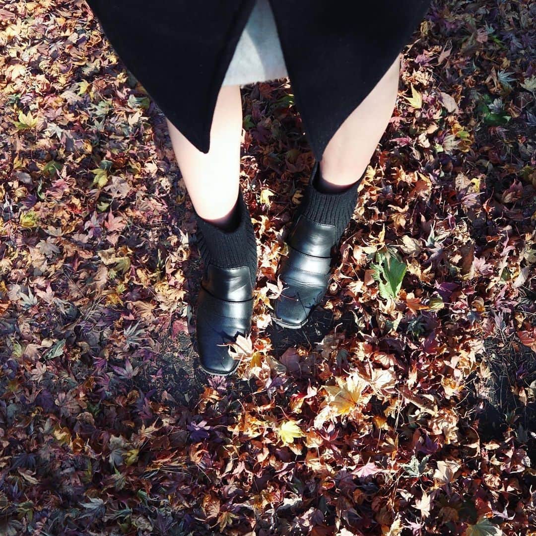 野村日香理さんのインスタグラム写真 - (野村日香理Instagram)「きょこ。 こんにちは🍂🍁 久しぶりの投稿です＾＾ 今朝は寒くて（-2℃🧊）足首がニットになったブーツを下ろしました。あたたかいです🥾💕 すてきな日曜日を（*＾-＾*）♪   靴⇨ @vivian_collection_official コート⇨  @beep_ss  #ロケ#きょこ#朝#森林浴#秋コーデ#冬支度#vivian公式アンバサダー#2020aw#zozotown#viviancollection#japan #autumnleaves#vivianコーデ」11月15日 12時44分 - nomura.hikari
