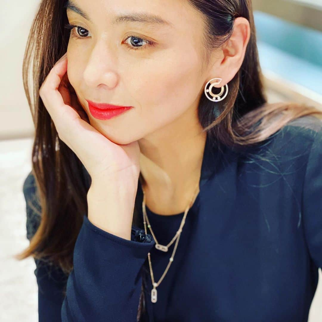 滝沢眞規子さんのインスタグラム写真 - (滝沢眞規子Instagram)「パリ発のダイヤモンドジュエリーブランドMESSIKAが日本初となる店舗を日本橋三越6階にオープン✨  ラグジュアリーなパーティ仕様のものから、日常的につけられるものまで、幅広いラインナップが展開されています✨  ネックレス、リング、ブレス、ピアスにイヤーカフ✨ 重ね付けして自分らしい付け方を楽しみたいな✨  #MessikaJewelry  #Messikaダイヤモンド」11月15日 12時57分 - makikotakizawa