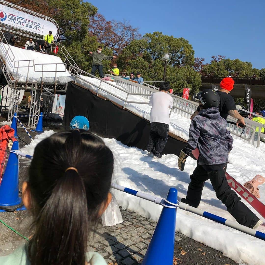 飯沼誠司さんのインスタグラム写真 - (飯沼誠司Instagram)「東京雪祭に 娘と参加。 昨年は出演側でしたが、今年はゆっくり色々見れました^_^ 献血しようと思ったけど激混みで断念。良いことですね。 色々なイベント、取り組みがあり素晴らしい！ @snowbank_daze さんや @basegawa3 さんにも会えました^_^ #dazeband🎬  #東京雪祭 #snowbank #athletesavejapan」11月15日 12時51分 - seiji_iinuma