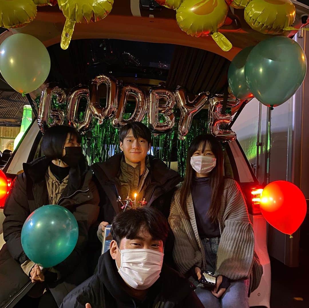 コ・ギョンピョのインスタグラム：「2020.11.15  오늘 아침 드라마 사생활의 촬영을 모두 마쳤습니다.  이번 작품을 통해 처음으로  팀에서 최연장자로 일하게 되었을때 긴장과 부담이 컸었는데  너희들과 함께 일 할 수 있다는 건  내게는 정말 큰 축복이다.  앞으로도 함께 했으면 좋겠고 현장에서 나를 챙겨주는  너희의 진심이 닿아서 너무나  행복했단다.  누군가 시켜서 혹은  억지로 해야하는 일로써의  모습이 아닌  너희의 진심이 나를 달래주었고  나를 이끌어 주었어. 정말 고마워..  덕분에 즐거운 이야기가 가득한  한페이지가 생겼다.」