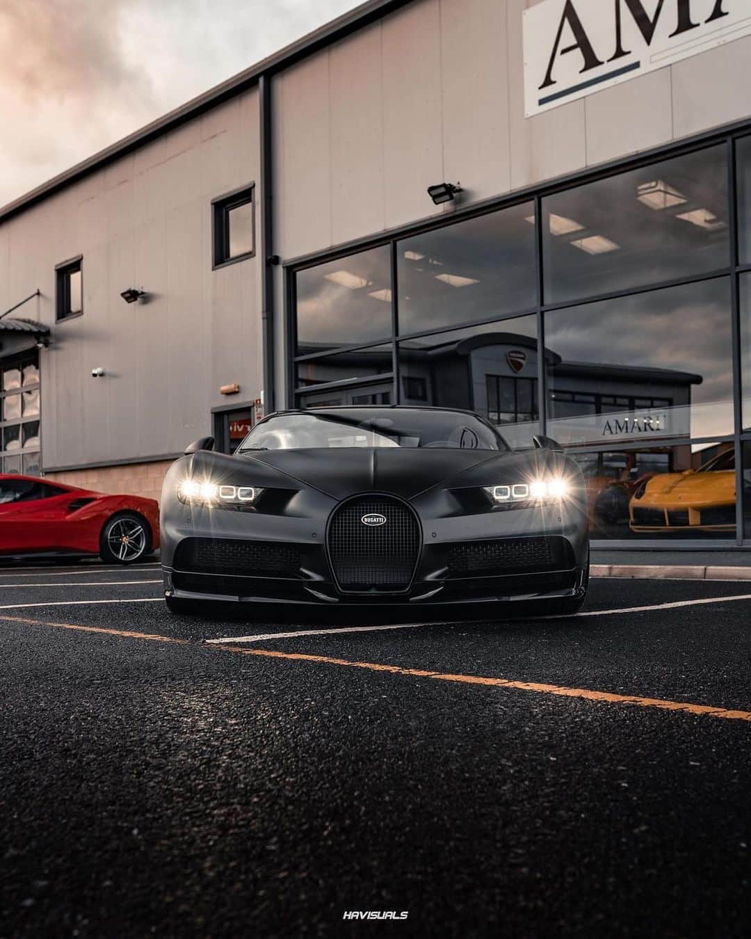 CARLiFESTYLEさんのインスタグラム写真 - (CARLiFESTYLEInstagram)「Stealth Mode Chiron Sport. Photo by @_havisuals #carlifestyle」11月15日 13時00分 - carlifestyle