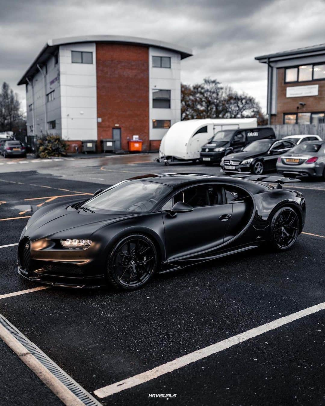 CARLiFESTYLEさんのインスタグラム写真 - (CARLiFESTYLEInstagram)「Stealth Mode Chiron Sport. Photo by @_havisuals #carlifestyle」11月15日 13時00分 - carlifestyle