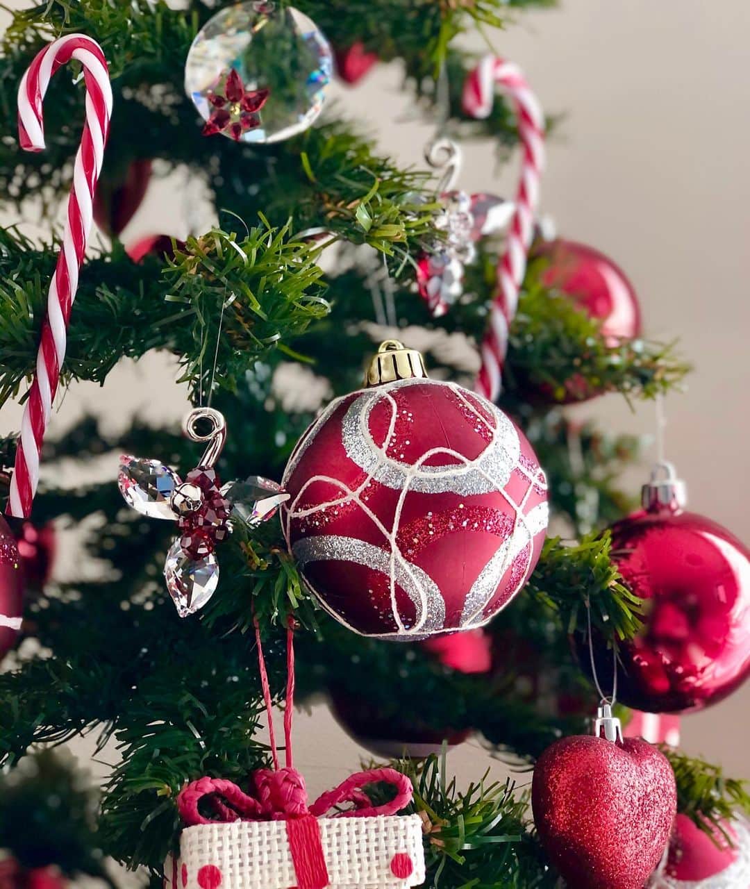 nobukoのインスタグラム：「朝から掃除してその勢いでツリー🎄出してみました✨ オーナメント毎年変わらないけどお気に入り😊 お部屋のインテリアもクリスマス仕様に変えて、気分変わってやっぱりいいな。 #christmas#christmastree」