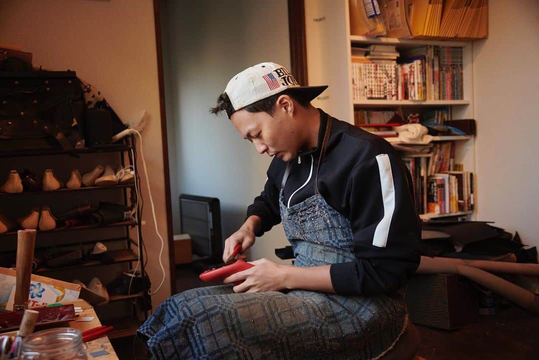 花田優一のインスタグラム：「、 Just dance  撮影 大橋仁  #花田優一 #大橋仁 #craftsman #craftsmanship #yuichihanada #shoes #靴職人」