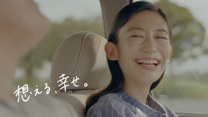 中田絢千のインスタグラム：「☺︎ 東北ろうきん CM「信号」篇に出演しています。 無邪気な旦那の、妻です。🚥  監督の藤代雄一朗さんは、おとぎ話MV以来の再会。 旦那さん役の川並淳一さんは同じ事務所の先輩。 と、偶然にもご縁が交わるお仕事でした。  東北のみの放送ですが…！ ぜひみてね。  にしても 妊婦さんからちびっこの母まで いろんなお母さんの役とご縁がある2020年…🤱🏻🤱🏻  https://youtu.be/56MlOW9Gu44」