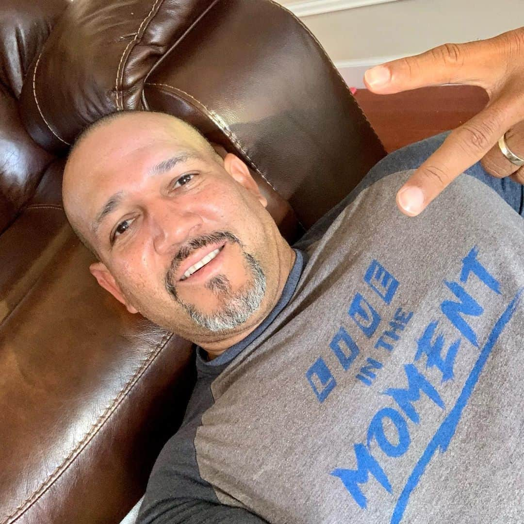 アレックス・ラミレスさんのインスタグラム写真 - (アレックス・ラミレスInstagram)「Just relaxing at home! Thanks to all of my fans for all the support during my career as baseball player and Kantoku (manager) I’m looking forward to to showing you through my new YouTube channel many events so stay tune it’s coming soon! Yorokonde! Get’s!!」11月15日 13時15分 - ramichan3