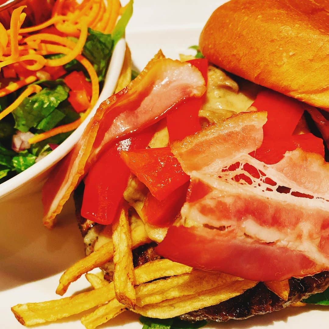千葉翔也さんのインスタグラム写真 - (千葉翔也Instagram)「週末に食べた #ハンバーガー #hamburger  #チーズ #マッシュルーム」11月15日 13時10分 - shoya_chiba_official