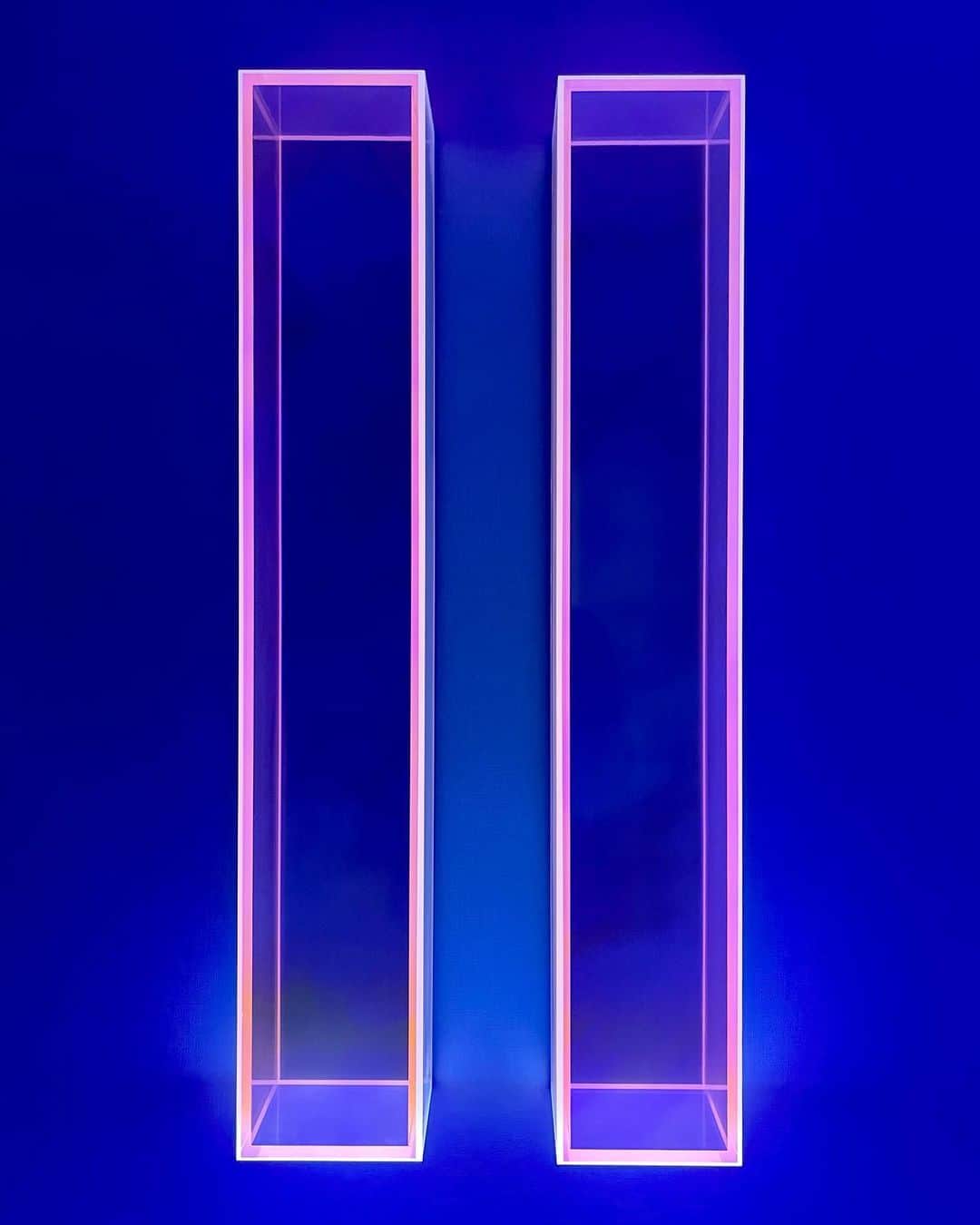 吉田拓巳のインスタグラム：「Welcome to my home!﻿ ﻿ Regine Schumann @regineschumann ﻿ Colormirror Rainbow Glow after Soft Orange, 2019﻿ 朝と昼と夜、時間と共に表情が変わってく！﻿ 一目惚れでした！」