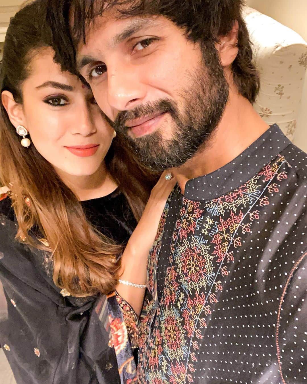 シャーヒド・カプールのインスタグラム：「Happy Diwali to you all. Love and light.」