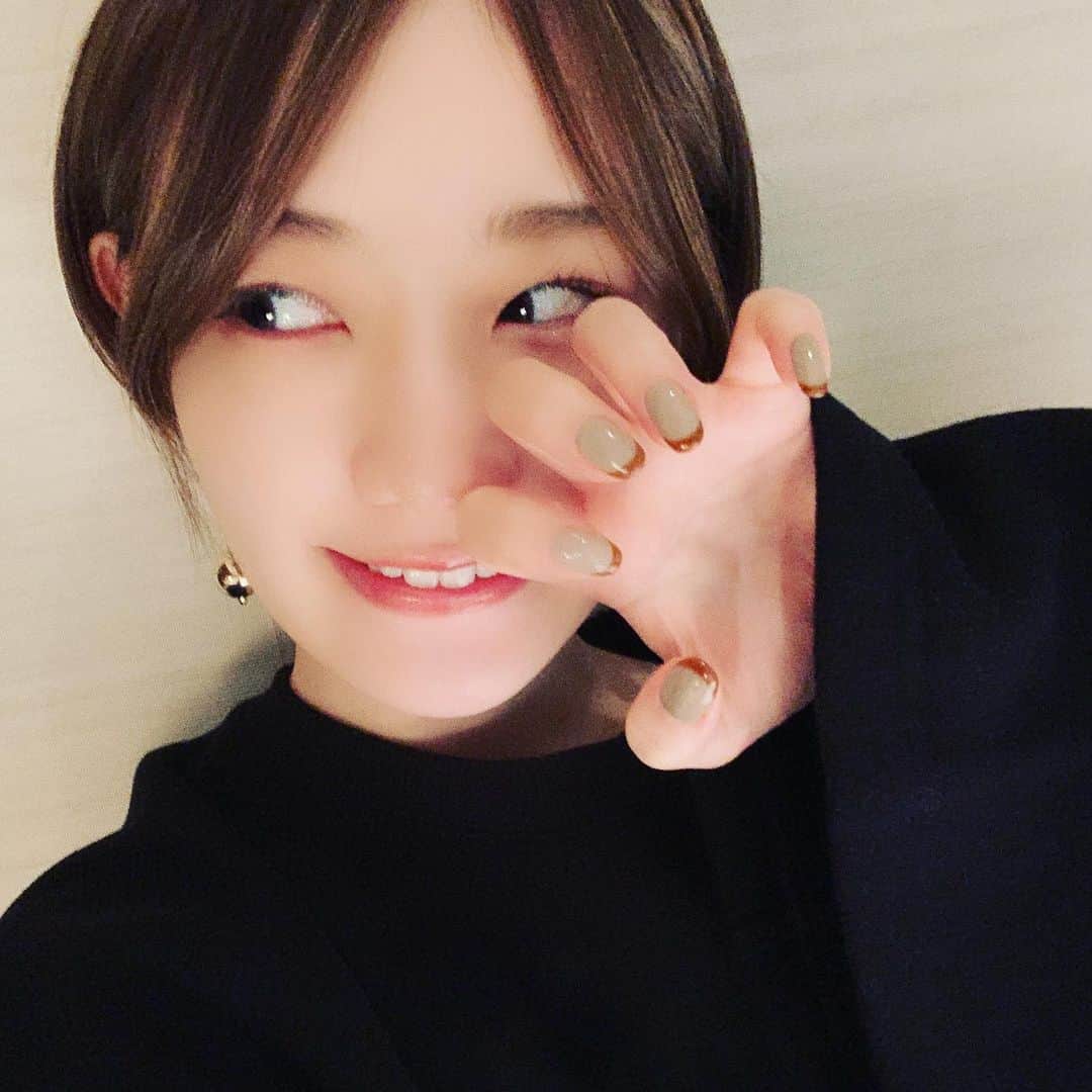 のインスタグラム：「1個前の  テラコッタとグレージュのバイカラー  乃木坂の時はシンプルじゃないとダメだったの これもギリアウトだったかな(笑) #officenail にどうぞ〜  #nails」