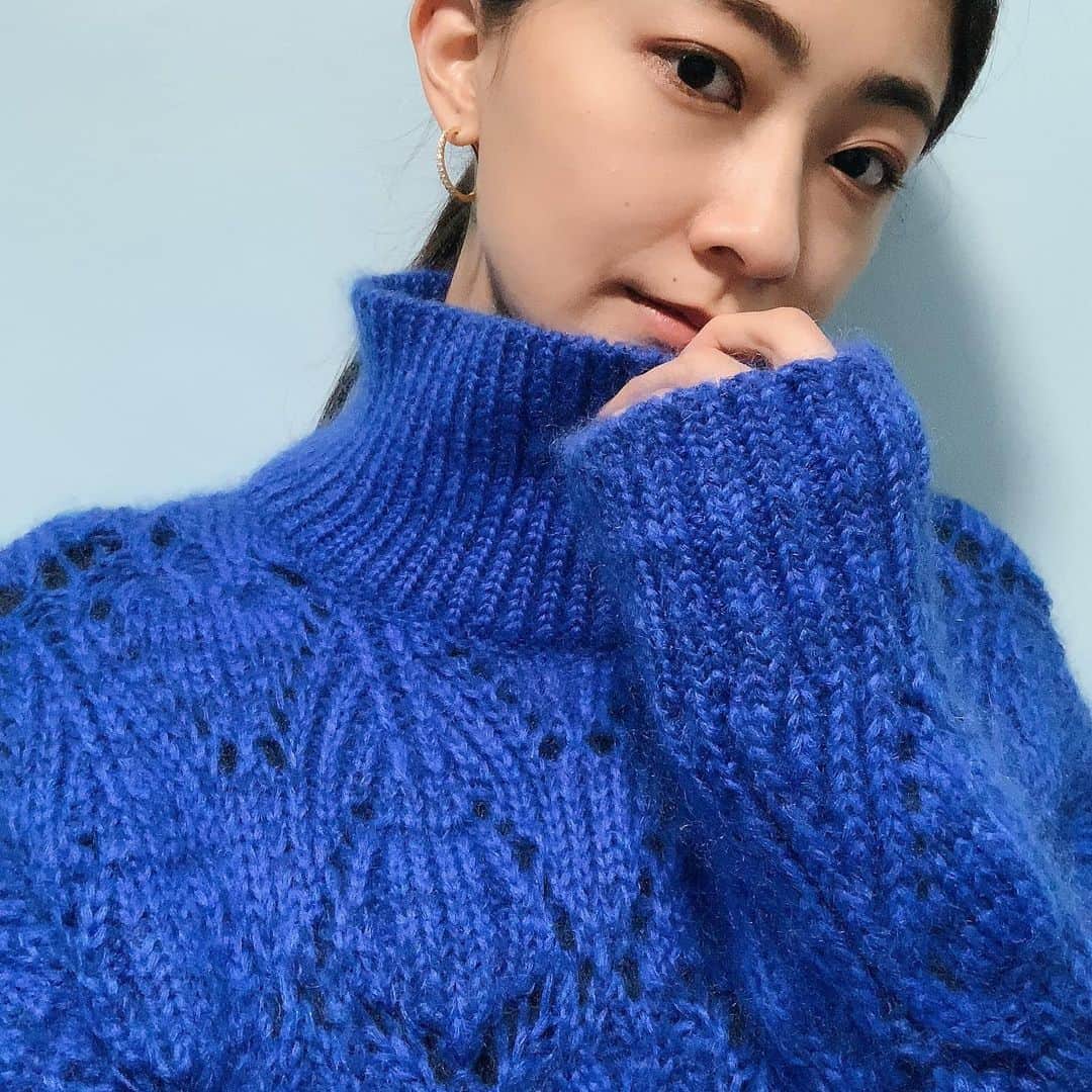 のインスタグラム：「_  本日！18:00〜 テレビ神奈川「カナフルTV」放送です📺 @kanafultv   今注目のテレワークをご紹介します！ オススメのワーケーションも☀️  ロケで着用している このブルーのニットは @jillstuart.jp 💙  最近、ブルー好きが再熱してます😏  #tvk #カナフルtv #kanafultv  #テレワーク #ワーケーション  #jillstuart  #blue #knit」