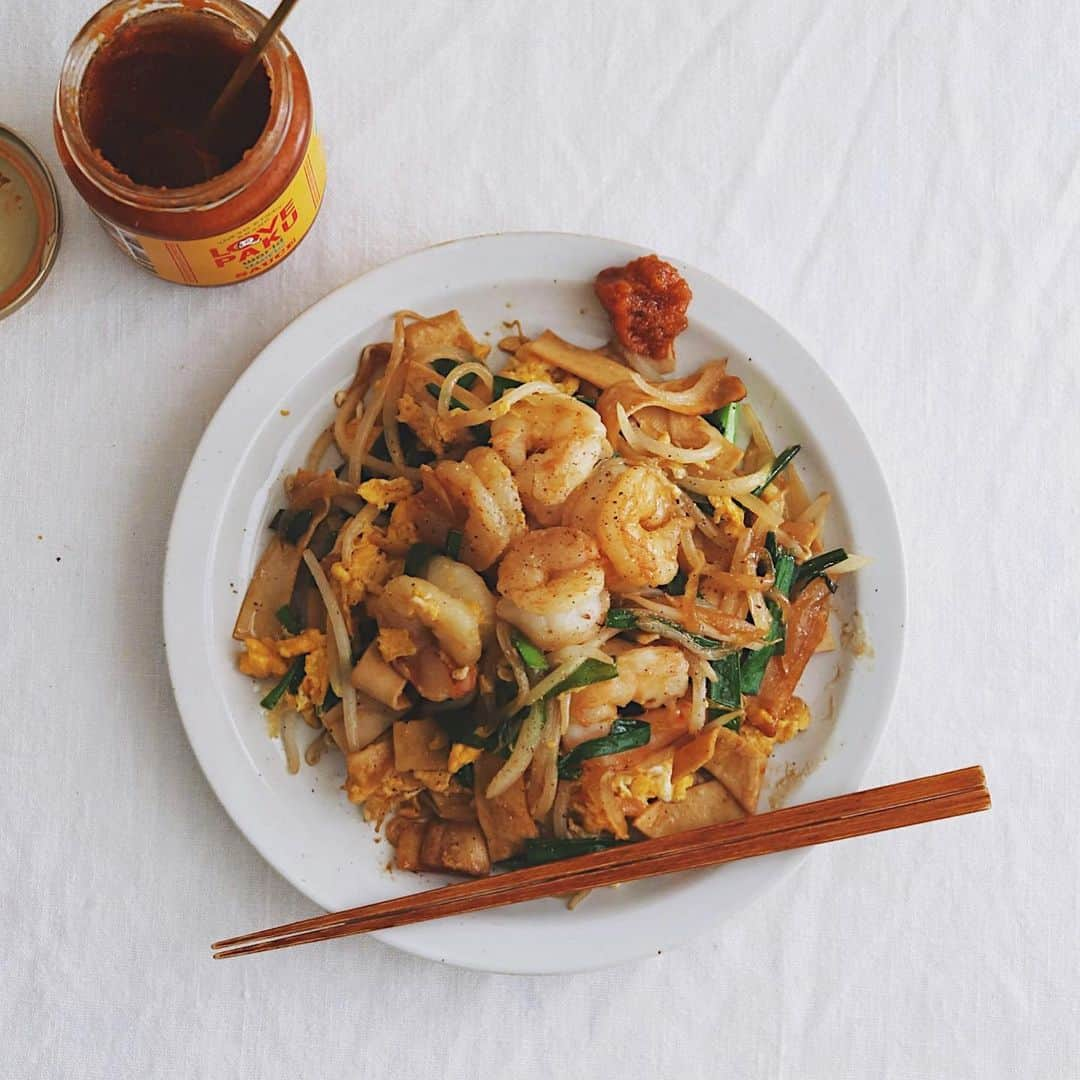 樋口正樹さんのインスタグラム写真 - (樋口正樹Instagram)「Yakisoba & Love Paku . 日曜日のお昼に焼きそば。 平べったい豆腐干で作る エビのタイ風たまご炒め。 味付けにはナンプラーと オイスターソースを使う 優食のサイトに載ってる レシピを参考にしてます。 ちょっとラブパク加えて 味変して楽しむのお勧め。 👉@lovepakcheesauce . 優食の平切りの豆腐干を はじめて使いましたけど これもとてもお勧めです。 細いのよりも好きかもー。 👉 @yushoku_inc . . . #ラブパク #豆腐干 #豆腐干糸 #優食 #トウフカンス #焼きそば #ヘルシー料理 #アジアンテイスト #タイ風 #味変#ラブパク食堂 #yakisoba #noodles #chowmein #lovepaku #lovepakcheesauce」11月15日 13時26分 - higuccini