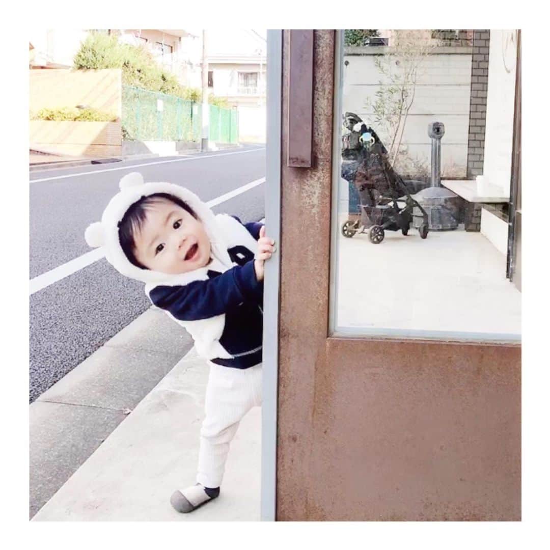 斉藤マリナ(さいまり) のインスタグラム：「突然かわいい動きし始めたので慌てて撮影する母🤦‍♀️ . (パパはカメラの後ろで全力いないいないばあしてる) . #1歳4ヶ月#男の子ベビー#親バカ部ig_baby  . #gapbaby#Gapベビーモデルコンテスト#Gapボーイ#ブラナンクラブ」