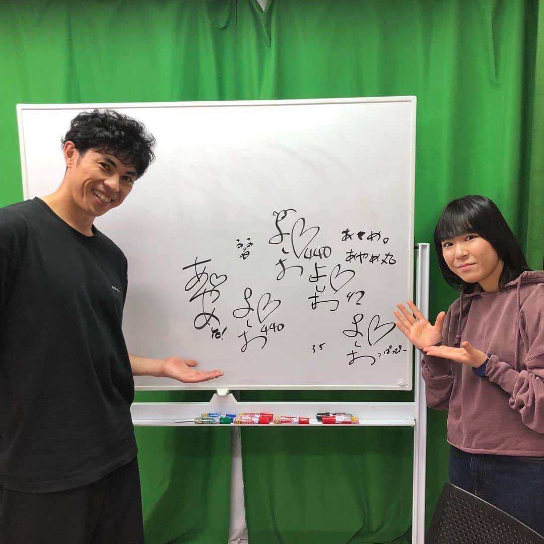 のインスタグラム：「先週から2週にわたり #Radiotalk に小島よしおさんが来てくださいました！ （今回はちゃんと写真撮れたので報告） 小島さんは、事務所の先輩であり なんと同期ということも発覚😂 昔共演してコラボして、今度は同じ事務所に所属し 先輩としてとてもお世話になっています！ すごいご縁です。ありがたいです。 こういった再会や繋がり ご縁がたくさんあって、あやめはここにいるなぁと。 これからも大事にしていきたいです。  Radiotalkで話している内容は全然普通におもしろい話なので まだお聴きでない方はぜひ😉 このRadiotalkは、子役時代の裏話とかもしてたりするので 良ければ他の話も聴いてみてください！ #小島よしお　さん #昔は兄妹だと思われていた #親戚や親という説も出ていた #名前ひらがなも似てるしね #そんなの関係ねぇ #おっぱっぴー」