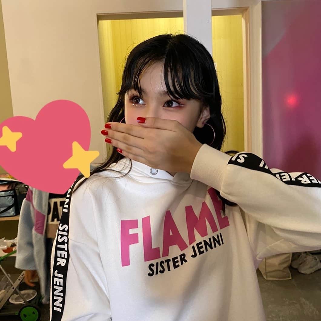 ニコ☆プチのインスタグラム：「いつもより派手なメイク、キラキラかわい〜💘﻿ ﻿ ﻿ ﻿ と思ったら、リップ塗る前でじゃっかんオバケ味のあるもんちゃんなのでした😂﻿ ﻿ ﻿ リップの色をしっかり出したい時は、コンシーラーで自分の唇の色を一回消すんだって！﻿ ﻿ ﻿ #ニコプチ﻿ #森﨑美月﻿」