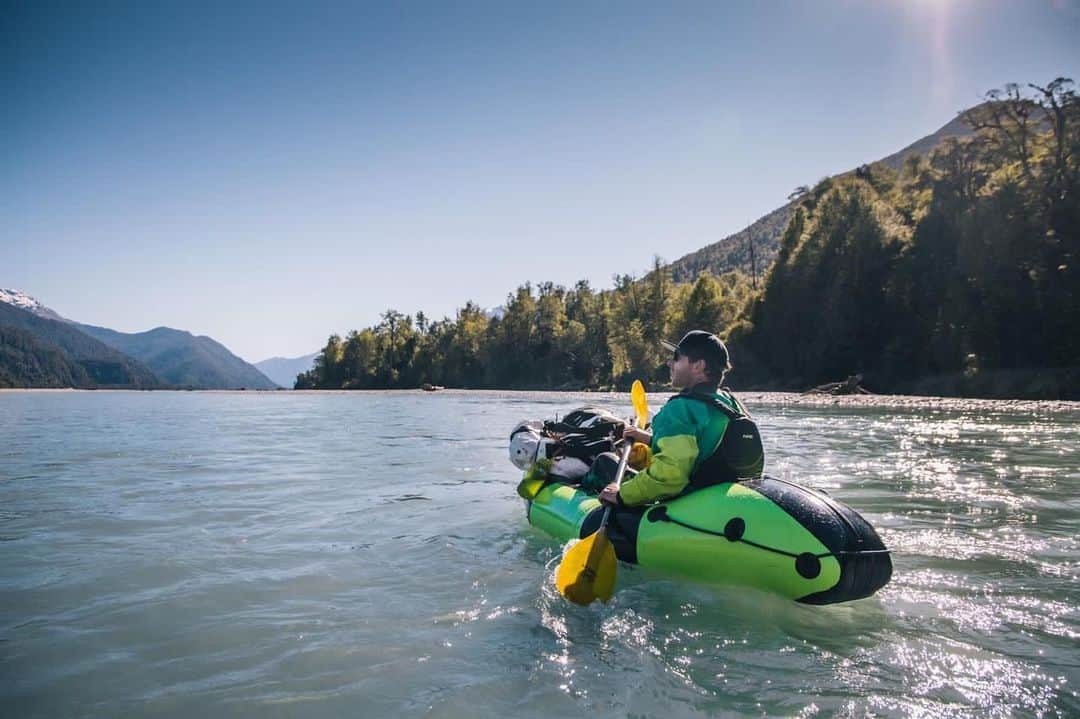 マイケル・ドーソンのインスタグラム：「Cruising down the river! The flat water of the Arawhata was a welcoming sight. After 3 days smashing thru the bush we could enjoy the scenery and Packraft down to Neils Beach Bridge. Epic and pure bliss #packraft @packraftingqueenstown」