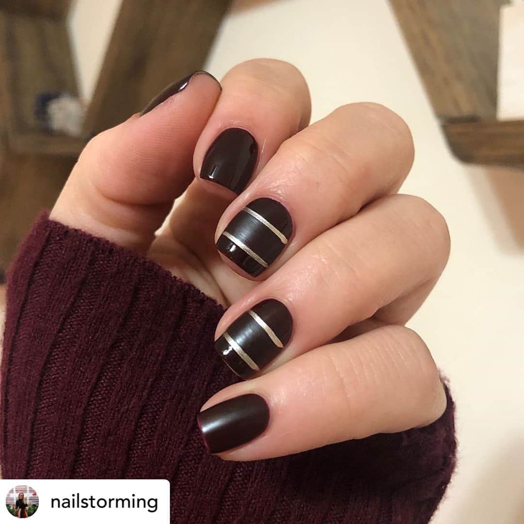 Nail Designsさんのインスタグラム写真 - (Nail DesignsInstagram)「Credit• @nailstorming Fun with different finishes :)  - Products used: Deep wine: “Good Knight” @essie  Gold: “Good As Gold” @essie  Glossy top coat: @glistenandglow1  Matte top coat: “Matte About You” @essie」11月15日 13時31分 - nailartfeature