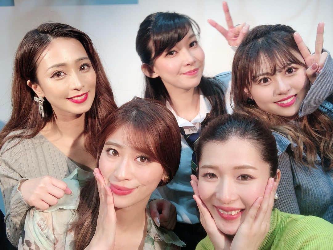 Fujikoのインスタグラム：「昨日は、 朝から#チーズexpo🧀  に出演！ Dream girls で初オファーだったので、すごく華やかに盛り上がりました👗💓  初めてファンの方以外の方にも 「希望の歌」や「Be One Heart」をお届けできてうれしかった💖  私の新曲「Fate」もフリーライブで初披露しました💕  夜はDream Girls本編で 笑いすぎて楽しすぎてあっという間に終わりました🥺  ゲストは、Cheeさん🎁  というわけで、ダンスバトル💃なども取り入れて、  今回Coverで歌もお届けできました😳💖  来月は、12/26 私にとっても今年ラストのライブです！ Dream girls も、 次は4人で、ライブメインでお届けします💓  手売りチケットは発売スタート😣  よろしくお願いします👸🏻✳︎  まだまだ今月ライブがあるのでチェックしてくださいね❤️  #Fujiko#dreamgirls #チーズexpo#万博公園#soc#beoneheart #アーティスト#japanesegirl #cute」