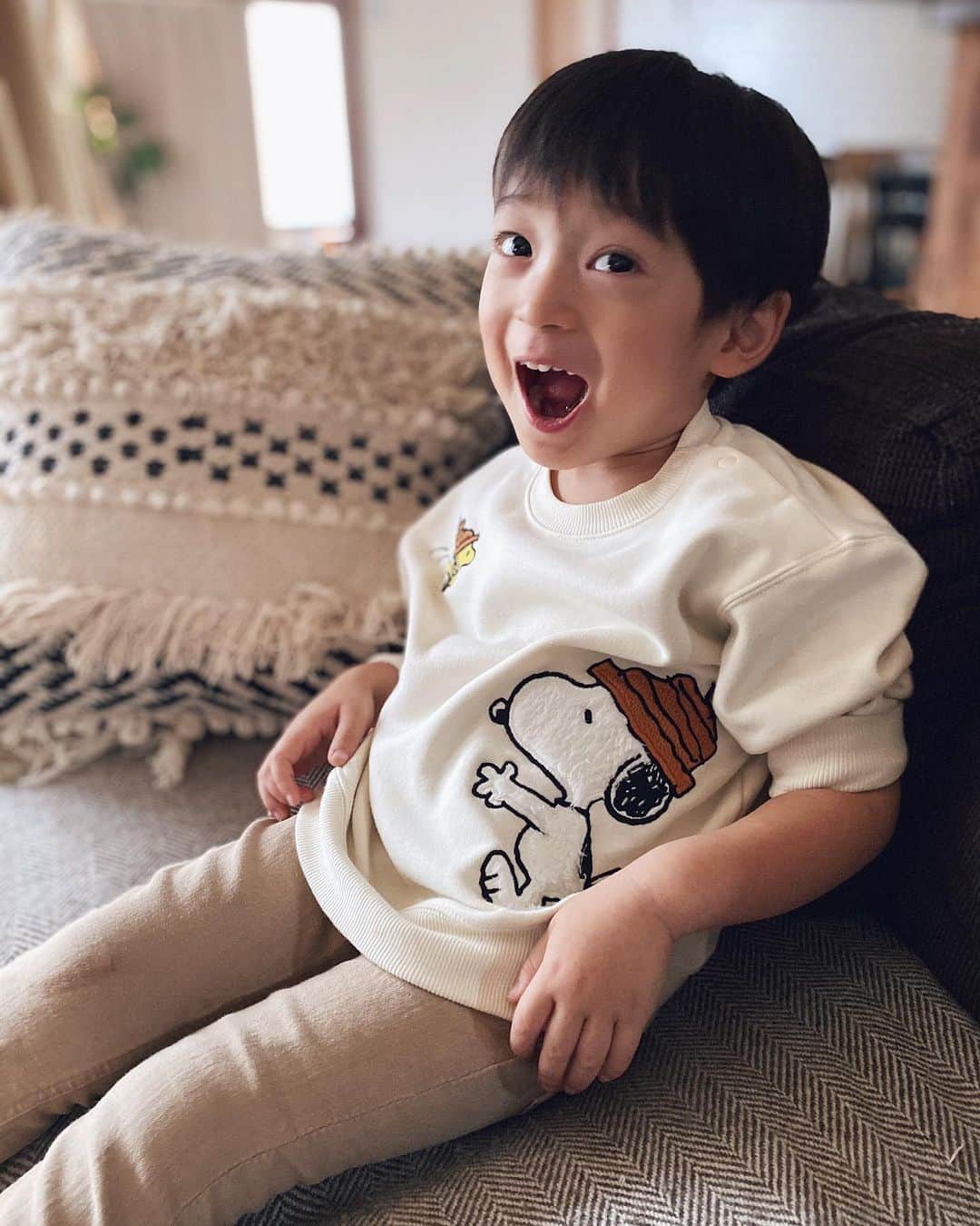 rats1316のインスタグラム：「・ SNOOPYのトップス🤎 @uniqlo_ginza の#ピーナッツ裏起毛スウェットシャツ 🥜  裏起毛で暖かいのにごわつかず、着心地抜群で着せるとふわふわ〜と毎度喜んでる侑波👦🏻  可愛くてお気に入り◎  (UNIQLO KIDS & BABY GIFT BOXキャンペーンに参加させてもらいました🎁) ・ ・ ・ #ユニクロベビコーデ2020fw#uniqlobaby2020FW#uniqlobabybox#UNIQLOBABY#キッズコーデ#子供服#PR」