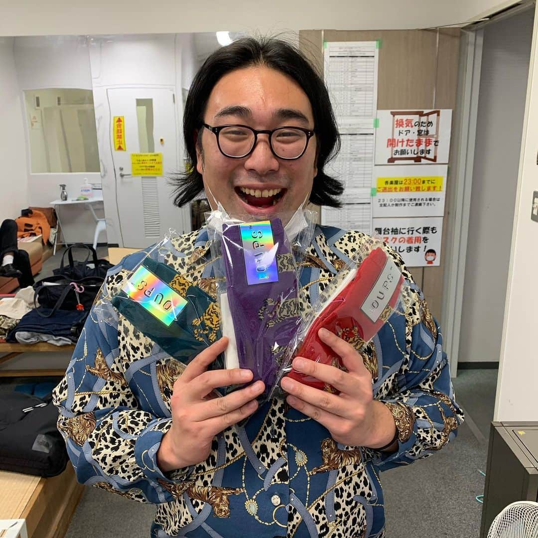 池田真一のインスタグラム：「OUPSのタイガーソックスをビスケットブラザーズの原田たいがにプレゼントしました！ 原田最近はトラの入った服しか着ないって決めたみたいなので！ 僕も赤はお揃い！ めちゃくちゃ可愛いー！」