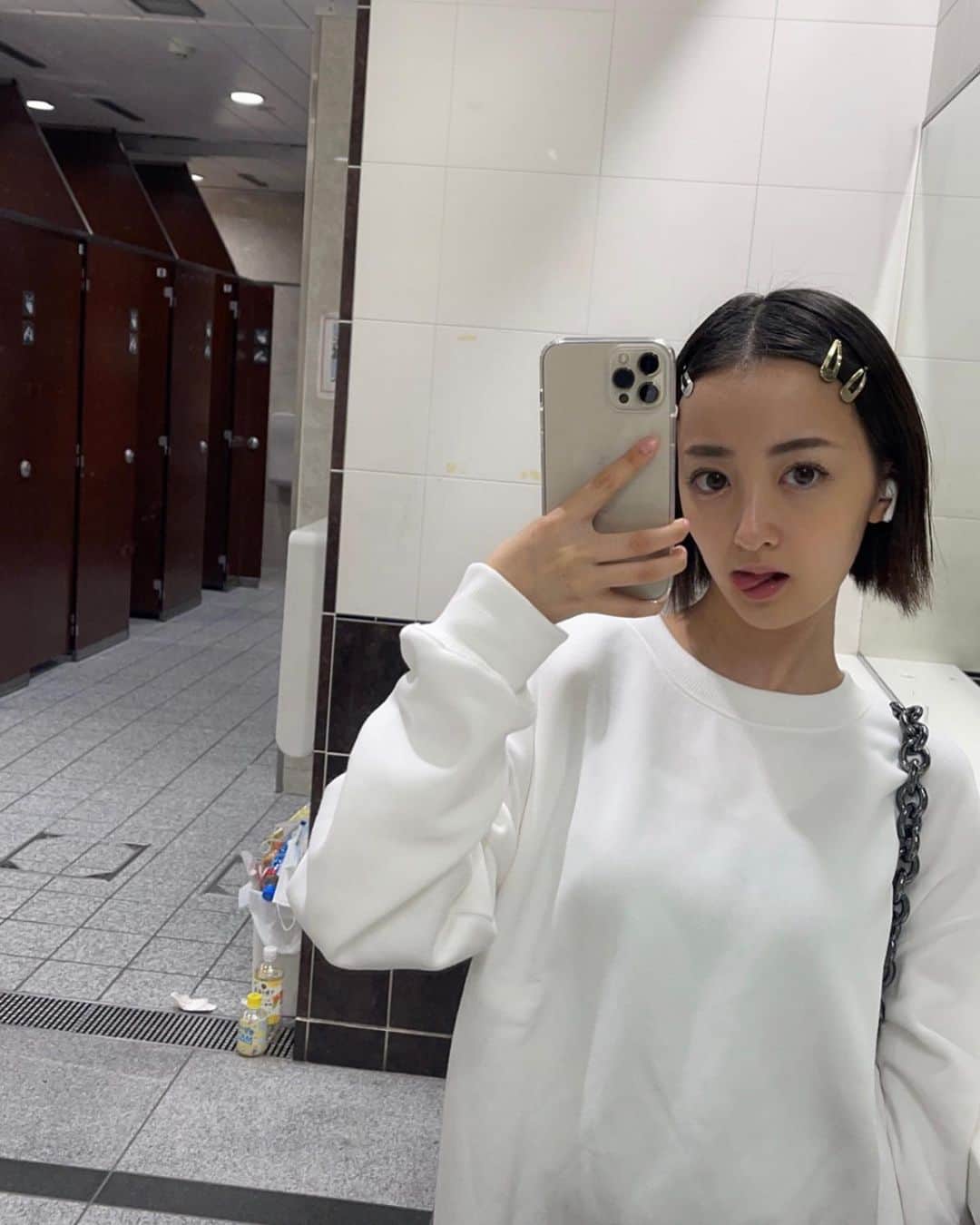 熊田来夢のインスタグラム：「I upgraded to a new mobile phone. Bigger than my face😂😂 #iphone12promax」