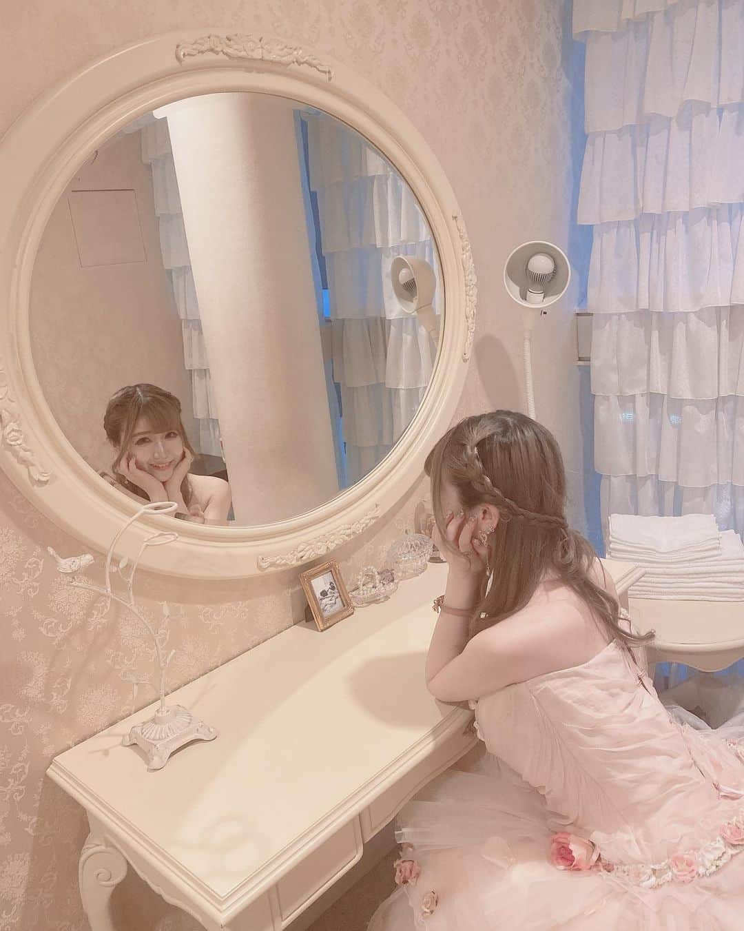 あいにゃんさんのインスタグラム写真 - (あいにゃんInstagram)「このピンクにお花のドレスがきたかったからきれて嬉しかった〜🥰🥀💕 色々写真撮った(ᐡ⸝⸝- ̫ -⸝⸝ᐡ) * *  #セントラファエロチャペル銀座 #ラファエロカフェ #チャペル #式場 #ウェディングドレス #ウェディングフォト #ドレス #ドレス試着 #プリンセス #ブライダルモデル #weddingdress #ginza #afternoontea #銀座カフェ #銀座 #アフタヌーンティー  #自撮り女子 #被写体 #メイド #コンカフェ #アイドル #モデル #撮影会モデル #美男美女と繋がりたい#japanesegirl #maid #followforfollowback #いいね返し #フォローミー」11月15日 13時38分 - ainyan0310