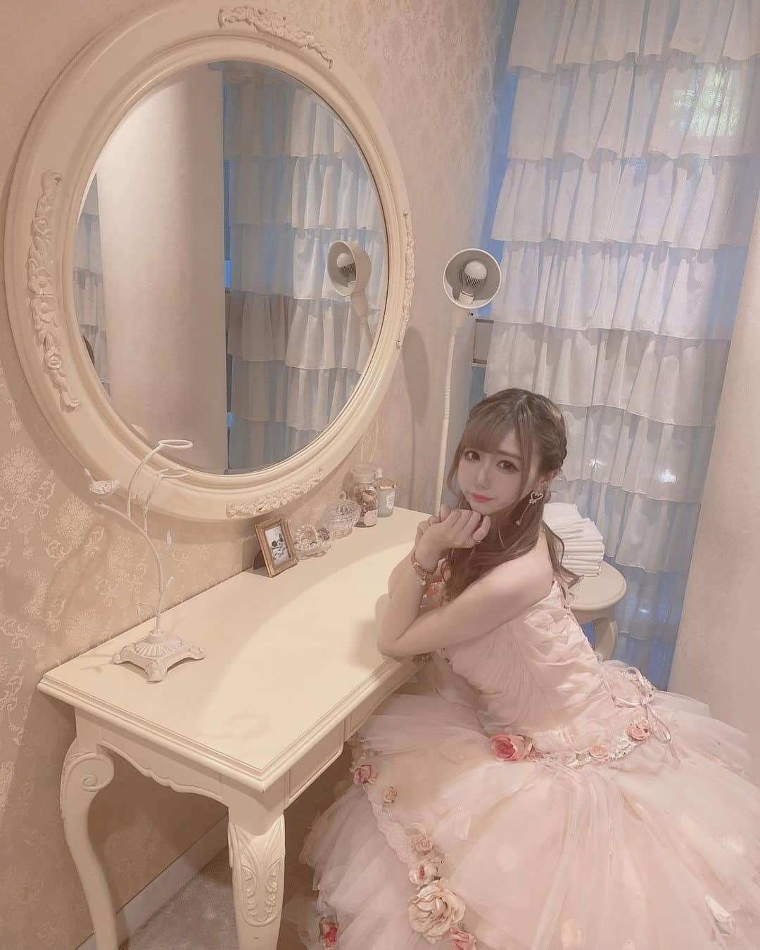 あいにゃんさんのインスタグラム写真 - (あいにゃんInstagram)「このピンクにお花のドレスがきたかったからきれて嬉しかった〜🥰🥀💕 色々写真撮った(ᐡ⸝⸝- ̫ -⸝⸝ᐡ) * *  #セントラファエロチャペル銀座 #ラファエロカフェ #チャペル #式場 #ウェディングドレス #ウェディングフォト #ドレス #ドレス試着 #プリンセス #ブライダルモデル #weddingdress #ginza #afternoontea #銀座カフェ #銀座 #アフタヌーンティー  #自撮り女子 #被写体 #メイド #コンカフェ #アイドル #モデル #撮影会モデル #美男美女と繋がりたい#japanesegirl #maid #followforfollowback #いいね返し #フォローミー」11月15日 13時38分 - ainyan0310