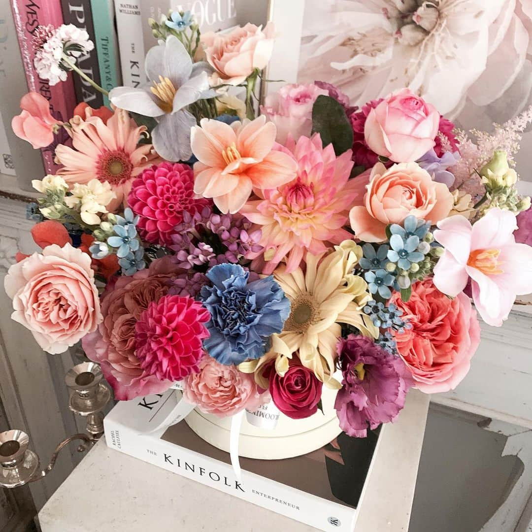 Florist.janeさんのインスタグラム写真 - (Florist.janeInstagram)「예쁜 다알리아는 거의 끝나가지만 다른 예쁜꽃으로 어레인지 해드려요 💙🧡❤️💛 #블스박스   . . . . . . 👆🏻블스 주문건 경우 배송료는 모두 별도 입니다. . ✌🏻배송 시간은 매번 달라지는 교통 상황에 따라 정각에 맞출  수 없으며 대략적인 시간대에 배송해드립니다.(ex 1시-2시)  👌🏻상품 문의시 원하시는 작품 캡쳐후 문의주시면 빠르게 답변도와드리겠습니다💕  🤟🏻매번 달라지는 꽃 시장 상황에따라 샘플 사진과 100% 동일하게 제작은 어렵습니다. 최대한 비슷하게 또는 사진 보다 더욱 예쁘게 제작해드리니 전적으로 플로리스트 의견을 믿어주세요 🙏🏻  .  . . .  #블루밍스완 #꽃스타그램 #연예인서포트 #연예인꽃선물 #와이프생일 #와이프선물 #결혼기념일 #기념일선물 #프로포즈 #선물스타그램 #일상 #플라워레슨 #부모님생신 #부모님선물 #꽃집 #청담동꽃집 #논현동꽃집 #압구정꽃집 #강남꽃배달 #꽃배달 #꽃선물#플라워박스 #고급꽃집」11月15日 13時56分 - jane.florist