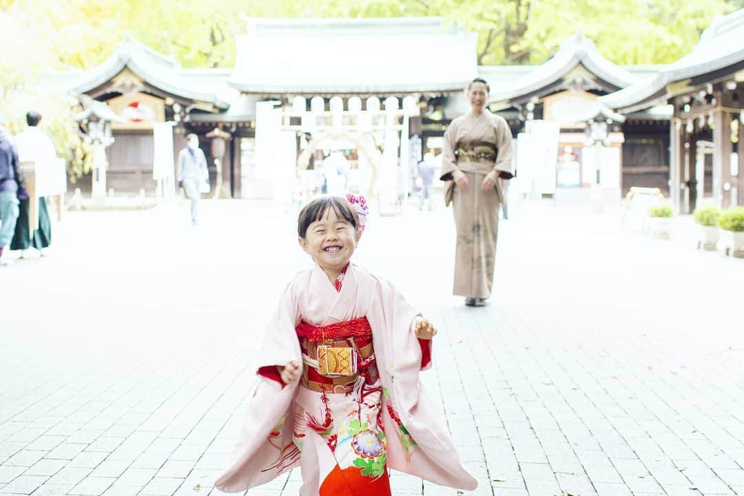 吉村美樹さんのインスタグラム写真 - (吉村美樹Instagram)「七五三の日☀おめでとうございます☺♥娘は被布から帯付きにチェンジ👘♥こちらのお着物は、大阪の姉のお宮参りで仕立てられたもので、なんと５０年もの時を経て娘のもとへきてくれました。感謝です。#七五三 #３歳 #2歳8ヶ月 #早生まれ #頑張ったね #おめでとう #お着物 #着物 #kimono #753 #お疲れ様でした #🍵 #大宮八幡宮 #東京のへそ #母と娘 #妊娠６ヶ月 #感謝の日 #晴れの日 #大安吉日 #サトルジャパン #モデル #ママモデル #吉村美樹 #👘」11月15日 13時57分 - yoshimuramiki0911