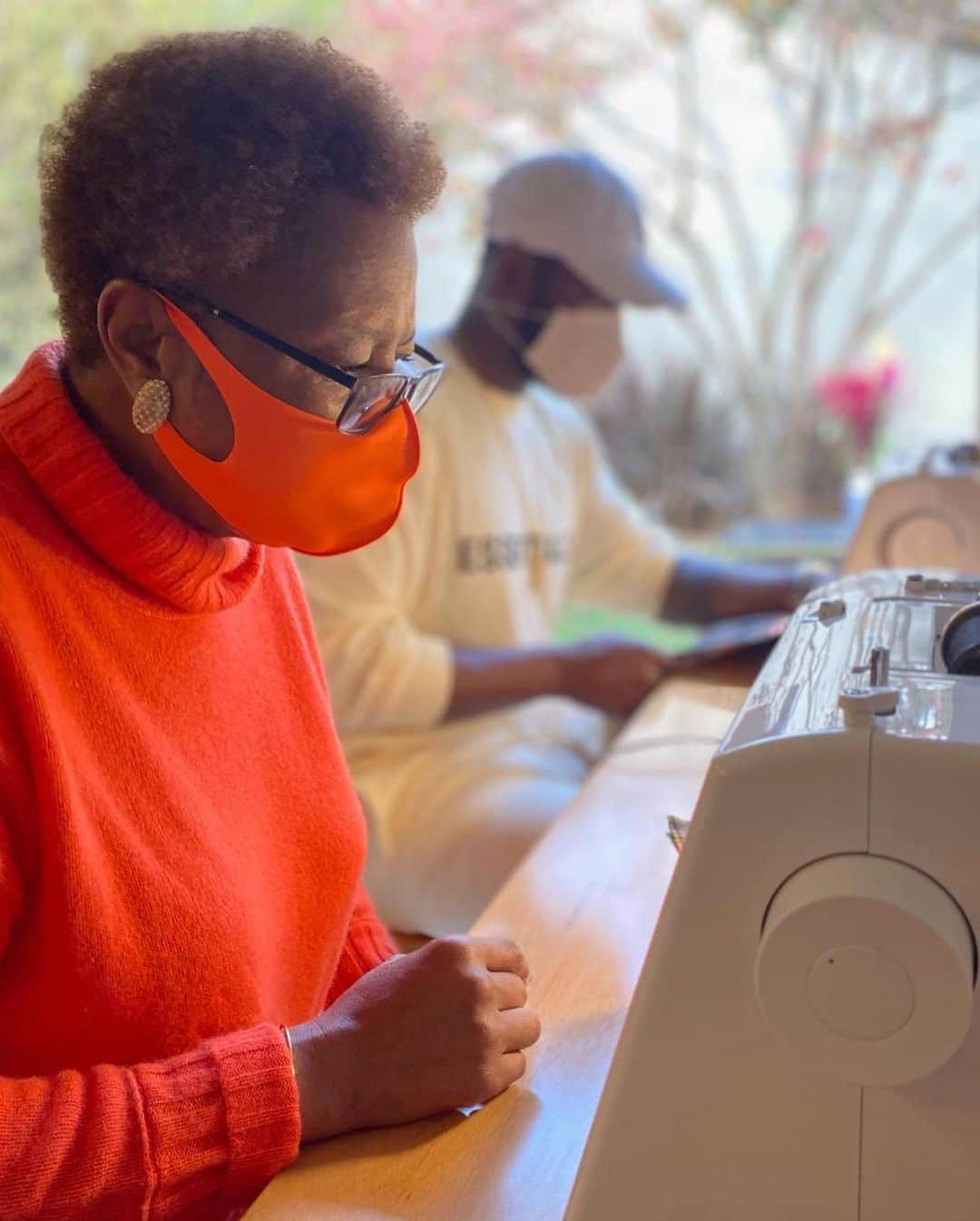 ドウェイン・ウェイドさんのインスタグラム写真 - (ドウェイン・ウェイドInstagram)「As a little boy I dreamed of these moments ❤️🖤 Private sewing lessons with my mom. It was her passion as a young kid. So i wanted to spend a min in her world since mine has taken up so much of our lives the last 17 years. Thank you @movingthread for this amazing experience 🙏🏾」11月15日 14時09分 - dwyanewade