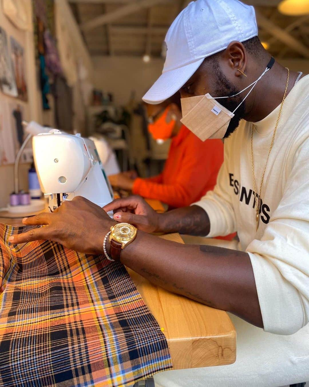 ドウェイン・ウェイドさんのインスタグラム写真 - (ドウェイン・ウェイドInstagram)「As a little boy I dreamed of these moments ❤️🖤 Private sewing lessons with my mom. It was her passion as a young kid. So i wanted to spend a min in her world since mine has taken up so much of our lives the last 17 years. Thank you @movingthread for this amazing experience 🙏🏾」11月15日 14時09分 - dwyanewade