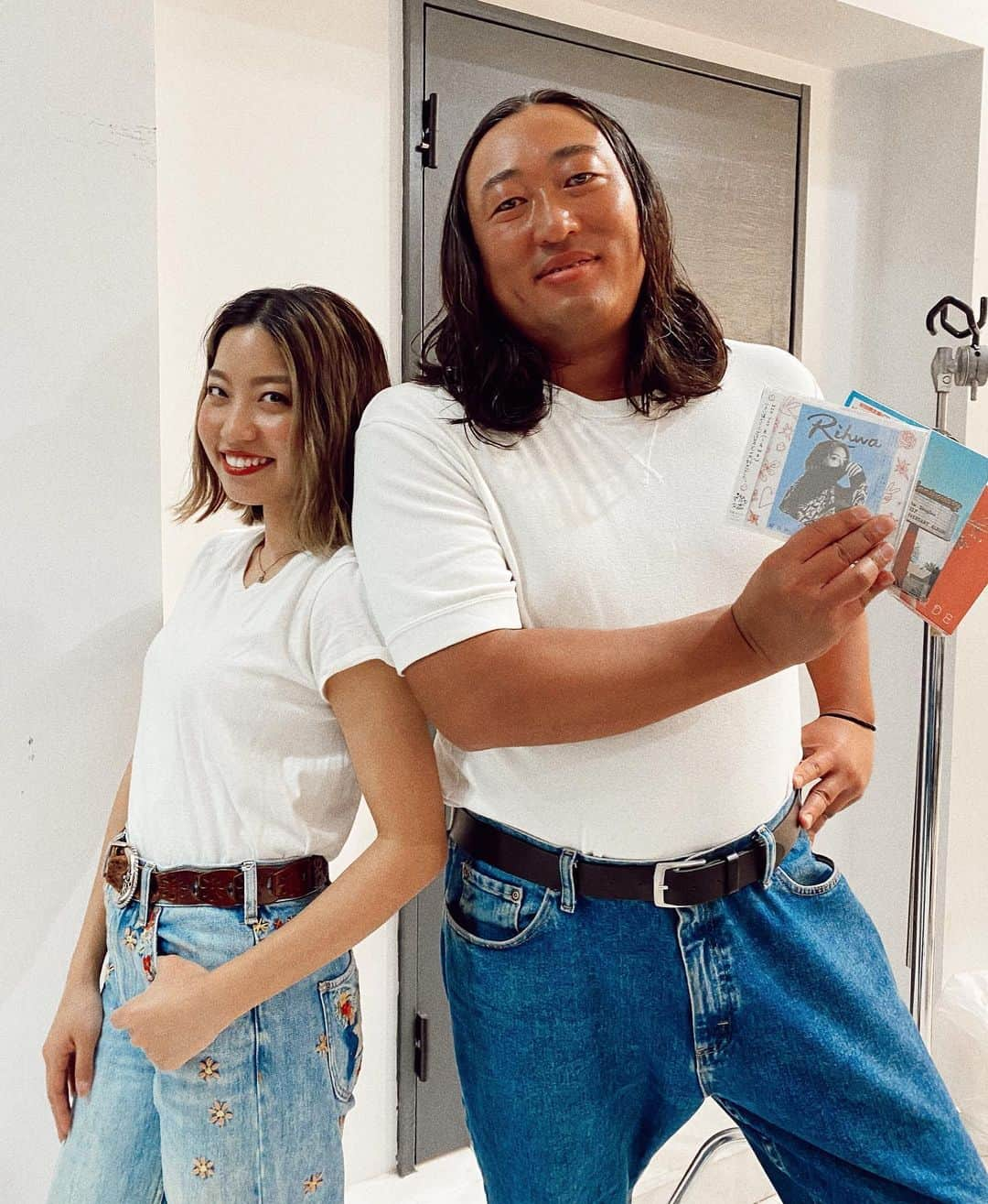 Rihwaさんのインスタグラム写真 - (RihwaInstagram)「まるでカーペンターズのジャケ！🧡👖🌿🤣🤣🤣 これは撮影が終わった後、私服が双子コーデみたいだった奇跡の一枚です！😂👏✨✨✨✨ #Rihwa #ロバート秋山 #メルカリ #クリエイターズファイル #love #music #お笑い #お笑い芸人 #respect #最高 #YouTube」11月15日 14時17分 - rihwa_official