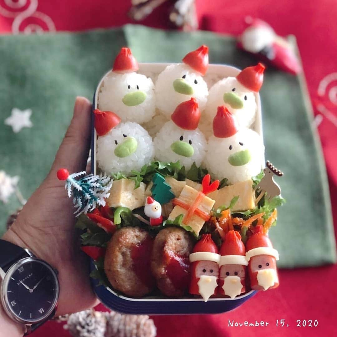 むっくママのインスタグラム：「(о´∀`о)ノ * #クリスマス弁当  * 早いねー * ハロウィン終わったらクリスマス😊 * もう正月が来るー * 今年一年、なーんもせんかったなー * 体重だけ順調に増えたよー * 大阪は、お天気の日曜日☀️ * 今日も１日ふぁいてぃーん☺ * ーーーーーーーーPRですーーーーーーーーーーーーー * @liakulea_japan　様より * キラキラで素敵です✨ * クリスマスプレゼントにどうですか？ * クーポンコード(mutsukf80)←10％OFF * 有効期限１年間 * #リアクレア#時計#腕時計#liakulea#ハワイ#手元倶楽部  #お弁当#お弁当作り楽しもう部 #顔むすび #おにぎり#こども弁当 #おうちごはんlover #こどもごはん #娘弁当 #クリスマス#ママリクッキング #可愛いお弁当作りたい部 #lunchbox #wp_deli_japan #snapdish #riceball #instagood #japanesefood #kyarabenist #キャラベニスト#キャラ弁#obent#てづくりおべんと365」