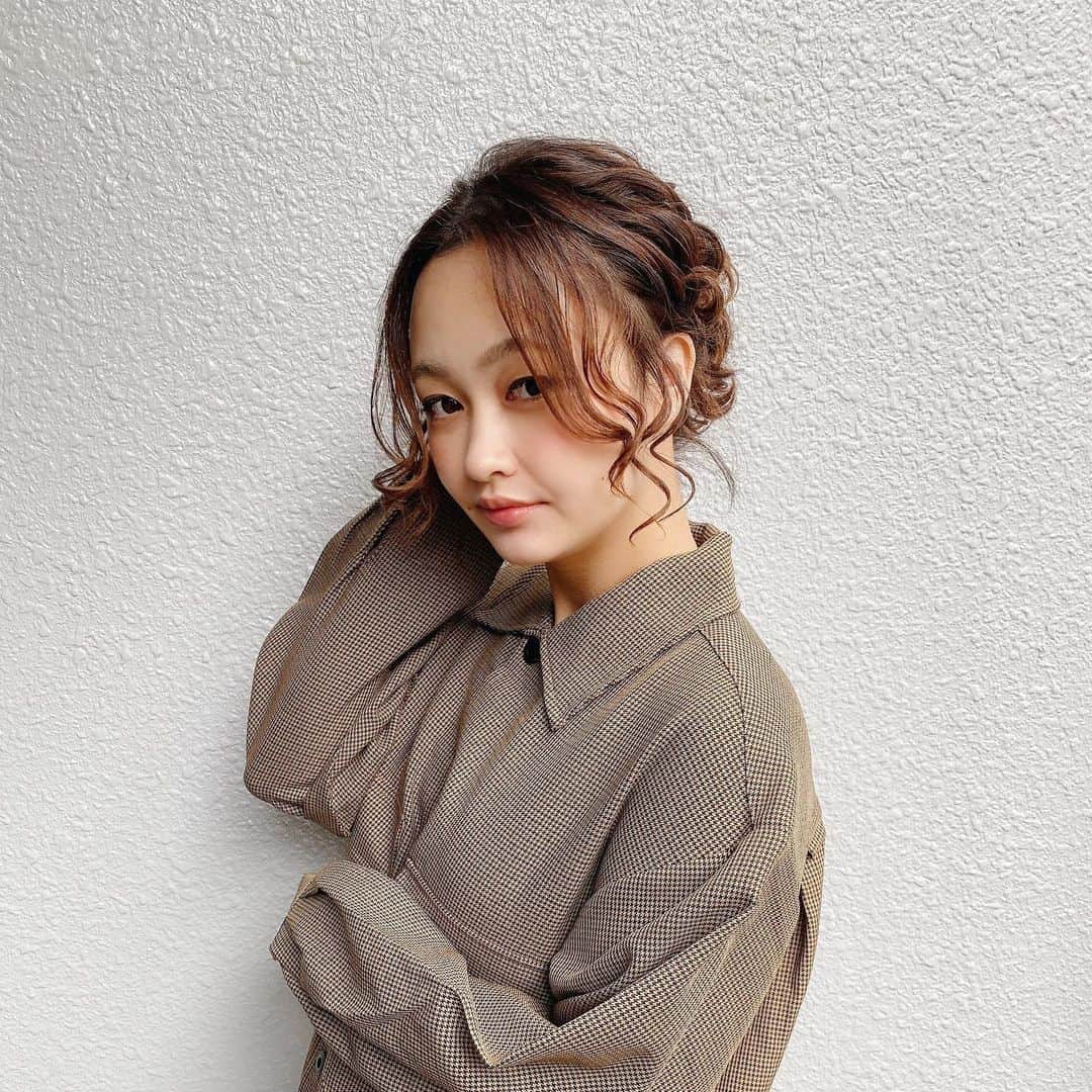 のインスタグラム：「﻿ ﻿ ﻿ ﻿ 💊 FUJIMI BEAUTY FACE MASK﻿ 💊 FUJIMI BEAUTY SUPPLEMENT﻿ ﻿ ﻿ ﻿ ずっと愛用中の ﻿ @fujimi_official で﻿ サプリメントとマスクを﻿ チョイスしてもらったよ🤍﻿ ﻿ サプリメントはインナーケアをしっかり﻿ 整えたくてずっと続けてるの❗﻿ 普段から食事には気をつけてても﻿ やぱり補えない時もあるから🙁﻿ ﻿ 1日1袋 飲み続けて 改善していく!!!﻿ ﻿ 今回から箱じゃなくて可愛いポーチに﻿ 入って届いたよ〜可愛い❤﻿ ﻿ ﻿ ﻿ フェイスマスクは【二層式】﻿ 使う前に2つの美容液を混ぜて使用﻿ ﻿ ベースとなる美容液﻿ →トラブルの修復を促し﻿ 肌のコンディションを均一に整える﻿ ﻿ 目指したいお肌の目標に合わせた濃密美容液﻿ →一人一人に最適なバランスで栄養を与える﻿ ﻿ そしてFUJIMIのフェイスマスクは﻿ 3つの香りから選べるの！﻿ (・フローラル ・ティースリー ・オレンジ)﻿ ﻿ ﻿ 1箱6枚入だよ❤﻿ FUJIMIでセルフケアしよう！﻿ ﻿ ﻿ #fujimi #fujimiサプリ #fujimiフェイスマスク #インナーケア #カスタマイズ #ビタミン不足 #肌診断 #肌ケア #ビタミン #美肌 #スキンケア #カスタマイズケア #肌荒れケア #スキンケアアドバイザー #pr #インフルエンサー #インスタグラマー #ena_pi #pr」