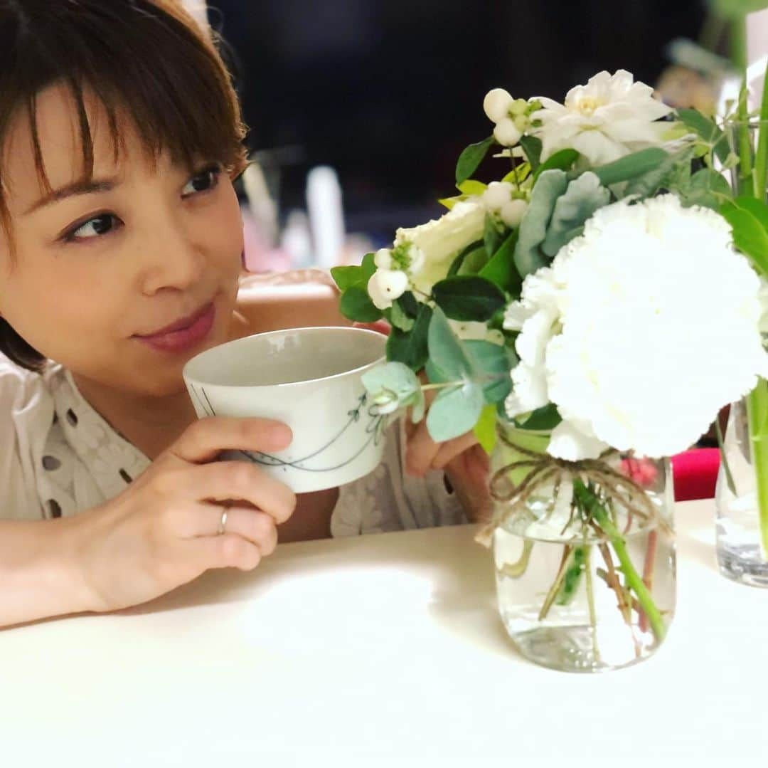 初嶺麿代さんのインスタグラム写真 - (初嶺麿代Instagram)「自粛生活がきっかけで、 お部屋にお花を飾る🌸事が癒しとなりました。 #お花のある暮らし  #珈琲のある暮らし  #癒しの時間」11月15日 14時22分 - hatsunemayo