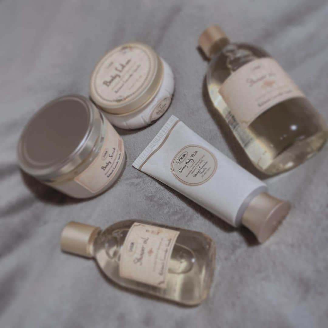 吉良りんのインスタグラム：「. . SABON、匂い戻しました . #SABON #パチュリラベンダーバニラ #ボディソープ #ボディクリーム #スクラブ」