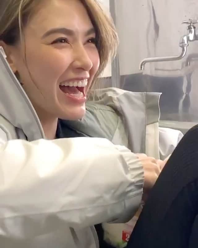 ダンシーシャノン美沙のインスタグラム：「I thought I had no power but when I try my power was 💥 This is how this world works. Just try and never give up💫. #keepgoing #snack #life #energie   😂  何でも諦めずにやること。 諦めた時に初めて負けになる。 どうしても縦に開けたくなくて 私は諦めなかった。  開いた。」