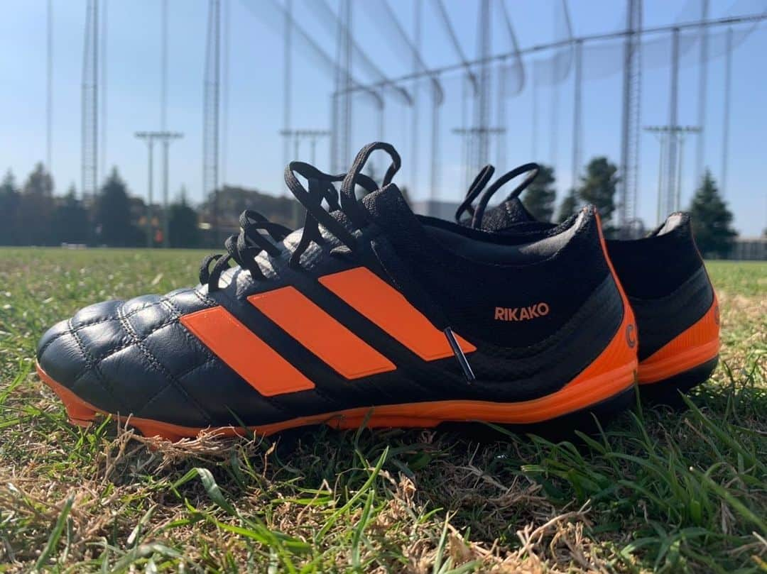 小林里歌子のインスタグラム：「🖤🧡🖤 New colour✨ 残りのシーズン、怪我なく頑張ります✊ . @adidasfootball #COPA20」