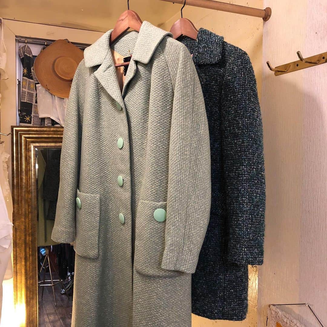 NUTTY Vintage&Collectibleのインスタグラム：「🍃RECOMMEND VINTAGE🍃  ☑︎vtg green tweed coat  シックな色を選びがちなコート。 今年はグリーン、なんて選択はいかが？  意外にも取り入れやすいグリーンベースのコートは スタッフも愛用中。  是非店頭にてお試し下さいませ＊  💌DMよりお問い合わせ/通販承っております💌  ------------------------------------ 🛍NUTTY通販について🛍 ------------------------------------- ＜ONLINE STORE＞ VINTAGE▶︎http://nutty.theshop.jp/ USED SELECT▶︎https://nuttyselect.official.ec/ （プロフィールページURLよりjump🕊） ㅤㅤㅤㅤㅤㅤㅤㅤㅤㅤㅤㅤㅤ ＜VIDEO CHAT SHOPPING＞ テレビ電話をお繋ぎして、リアルタイムでご案内いたします。詳細は過去の投稿をご覧ください。」