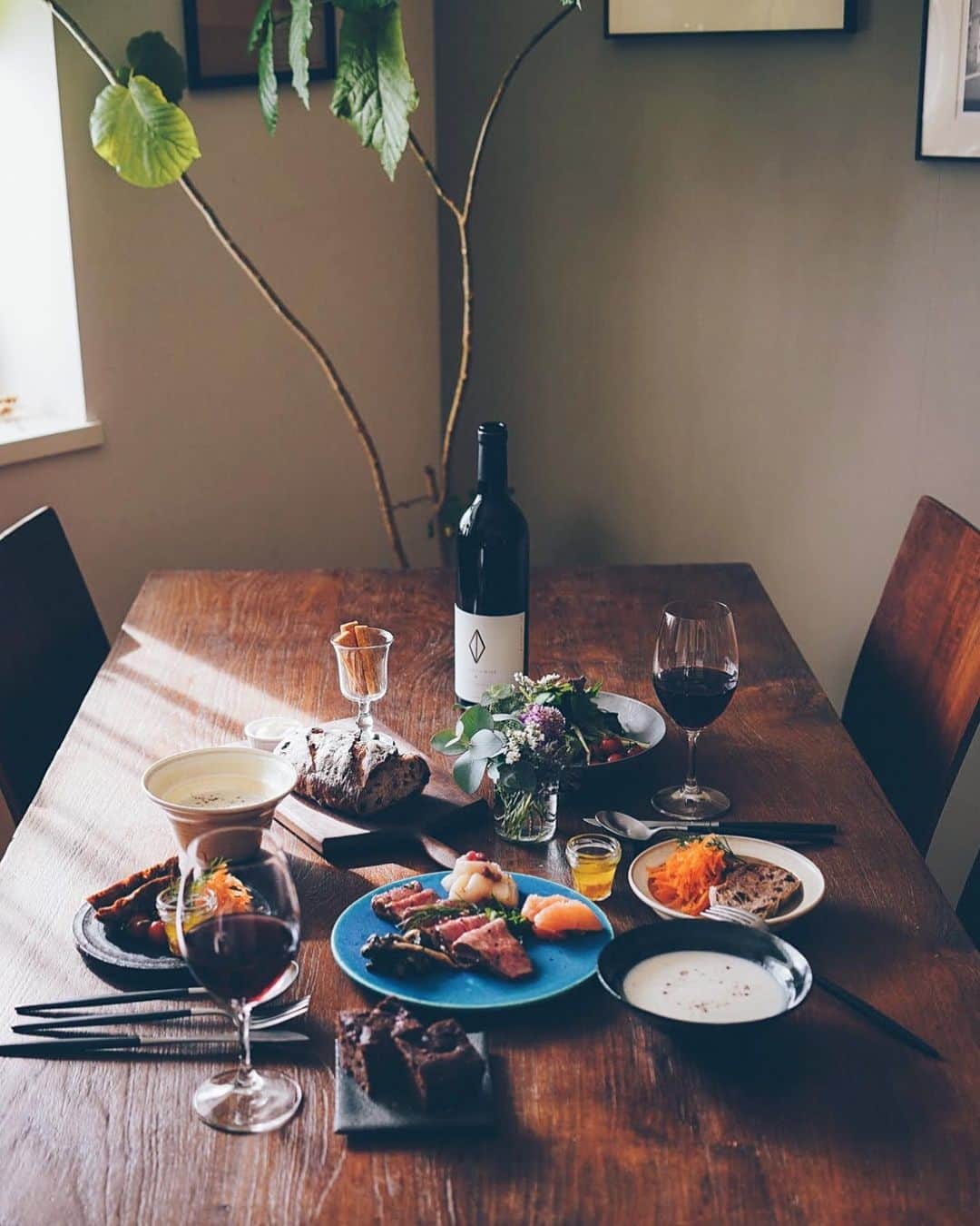 のインスタグラム：「Sunday's Special lunch  ここしばらくとても頑張ったので 今週末は家族にも自分にも たくさんのご褒美を  とっておきの赤ワインに合わせて レーズン好きなTさんに ANDERSENで 焼きたてのフルーツと赤ワインのパン いつもおススメを紹介してくれて スタッフの丁寧な対応に 毎回あたたかいhyggeを感じて また来ますね！って私も笑顔に◎  信楽焼きの鮮やかなブルーのプレートは 旅好きな私にと 友人からの贈りもの 牛肉のグリルや帆立のカルパッチョをのせて 私の父が作った好物の菊芋はポタージュに Tさんライド土産のLTFのケーキ  お昼から好きなものを好きなだけ 大切なひとといただける時間を これからも大事に  ご褒美チャージで ハードな11月、また明日から頑張れます  みなさんもhyggeなSundayをね  #miki_life #miki_home #ANDERSEN #hygge @andersen_official_jp」