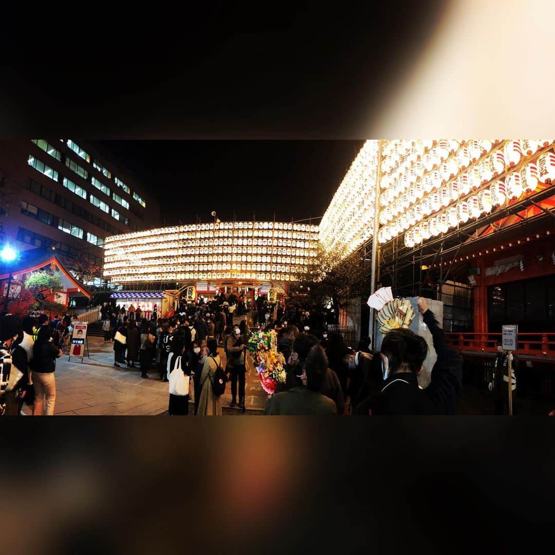 佐々木海のインスタグラム：「畑ちゃんと花園神社の酉の市行ってきました〜❗️ 出店がないと寂しいね〜 また見世物小屋見たいよ🐍 #酉の市 #花園神社」