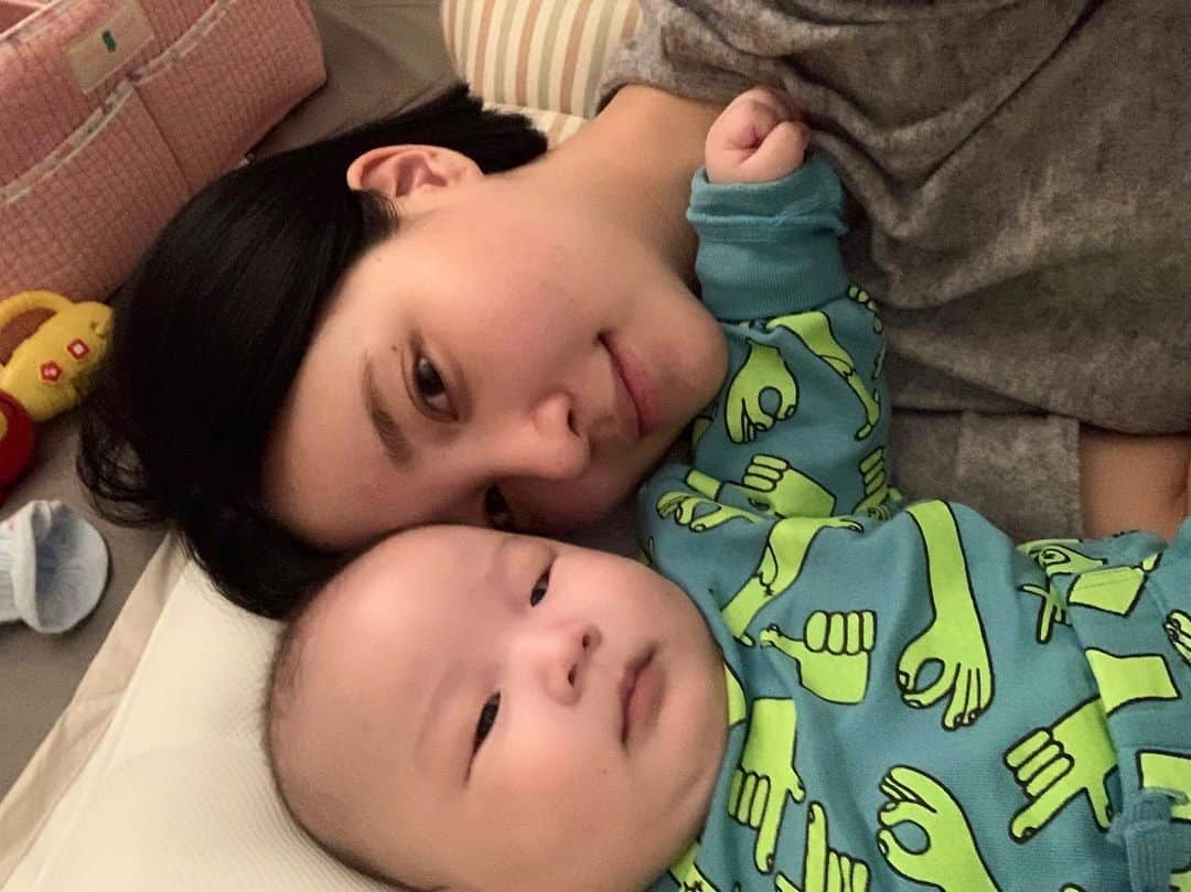 カン・ヘヨンさんのインスタグラム写真 - (カン・ヘヨンInstagram)「+117👶🏻💛 개월수마다 변해가는 모습이 증맬로 신기하고 기특해요? 안아서만 자다가 누워서 토닥거려주면 잠도 자고  손으로 이것저것 다 잡아서 입에 갖다 넣고😂 뺏으려하면 짜증내구ㅋㅋㅋㅋ가끔 이렇게 멱살도 잡힘.. 자꾸 앉아있으려하구.. 빨리 엄마라고 해봐 빼꼼아 감동받아서 울듯ㅋㅋㅋㅋ」11月15日 20時15分 - mangdoo_noona