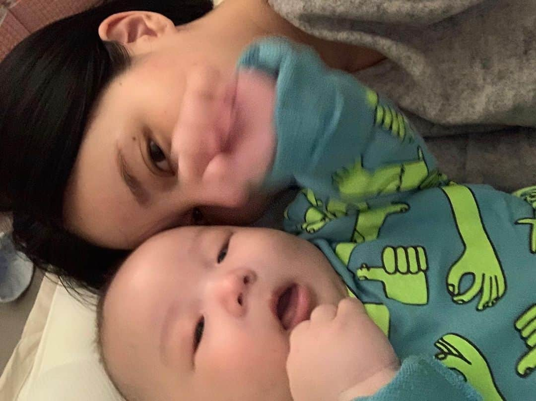 カン・ヘヨンさんのインスタグラム写真 - (カン・ヘヨンInstagram)「+117👶🏻💛 개월수마다 변해가는 모습이 증맬로 신기하고 기특해요? 안아서만 자다가 누워서 토닥거려주면 잠도 자고  손으로 이것저것 다 잡아서 입에 갖다 넣고😂 뺏으려하면 짜증내구ㅋㅋㅋㅋ가끔 이렇게 멱살도 잡힘.. 자꾸 앉아있으려하구.. 빨리 엄마라고 해봐 빼꼼아 감동받아서 울듯ㅋㅋㅋㅋ」11月15日 20時15分 - mangdoo_noona