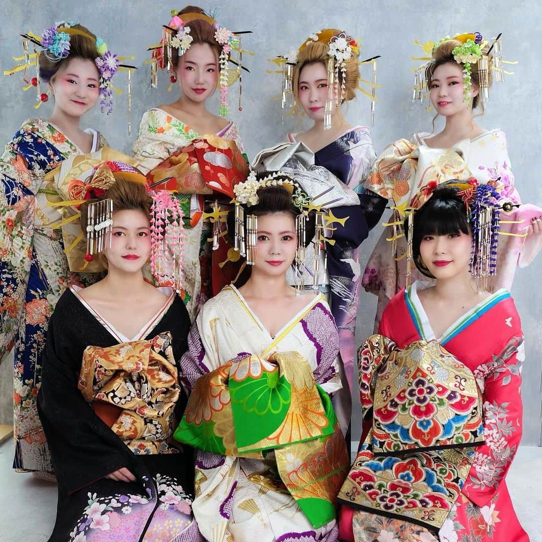RabichePowのインスタグラム：「こんばんは♡ . 最近.結婚式も再開されはじましたが 和服を着る機会は少なくなりましたね。 着たことが無い方も多いかと思います❤️ . 今日は全国の和装愛好家の方や 着付けや和装のヘアメイクをされてる皆さんと一緒に #和装を身近にプロジェクト  と言うことで、お着物の写真を投稿してます❤️ . . 当店は着物のレンタルも150着ほどあり 結婚式、卒業式、入学式、七五三など 様々なシーンでお客様にご利用頂いておりますが . 毎年2月にはお初天神の、お化けと言う 節分の厄除けのお祭りのようなイベントがあり 皆さんを着物を使った仮装で変身させています♡ . その技術力と華やかさを再現できればと思い スタッフみんなで花魁になってみました😂💓 . これをやろうと前日に決めたにも関わらず ここまで準備してなんでも本気で楽しんでくれる スタッフが大好きです❤️ . ありがとう❤️ . このような機会にお声掛け頂き感謝です❣️ . いつかスタッフ全員でやってみたいです😂💕 . １枚目は一眼レフで撮影したデータ ２枚目はアプリに頼って撮ってみました❤️ . こう言う撮影もできるので ご興味のある方は是非🤣💓 . またオフショットなどもストーリーに載せようと思います😍 . . 本当は21時に投稿予定だったのですが 仕事の都合で許可を得てフライング投稿です💙 . 全国の皆さんの投稿も楽しみだな♡ . #rabichepow #花魁#和装#着物レンタル#スタジオ撮影#撮影#ヘアメイク#ラビッシュポー#着付け#白塗り」