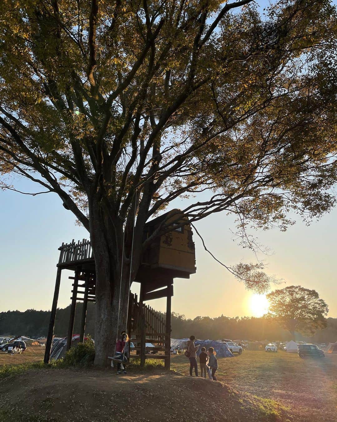 諸岡なほ子さんのインスタグラム写真 - (諸岡なほ子Instagram)「ツリーハウスのあるキャンプ場におチビも私も大はしゃぎ。 あと、自撮りも一応ね。 #treehouse #ichibanboshivillage #chiba #ichihara #ツリーハウス #諸岡なほ子」11月15日 20時07分 - morookanahoko