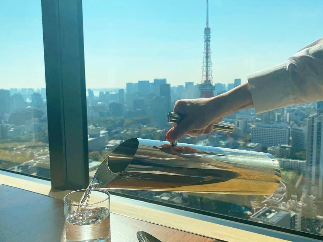 マキ・コニクソンさんのインスタグラム写真 - (マキ・コニクソンInstagram)「Lobby Floorにある Blue Roomで美味しい朝食を食べました！😋  グラノーラとアボカドトーストにフレンチトーストをオーダーしたよ！小さなポーションだから全部完食！Yummy! 😋  店内は私が大好きなブルーカラー！💙💙  窓側の席でタワー🗼ちゃま を見ながらの朝食は サイコーのコウちゃん👍🏼 お勧めでーす！😊  #東京のホテル巡り #コニクソンのホテルレポ✍🏻  #tokyoeditiontoranomon  #東京エディション虎ノ門  #美味しい朝食」11月15日 20時08分 - makikonikson